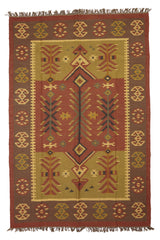 ombra Kilim Verde Rojo de Kerestegian con diseño geométrico tribal en tonos verdes, rojos y marrones, con motivos de rombos y líneas entrelazadas.