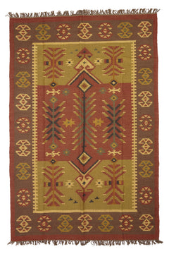 ombra Kilim Verde Rojo de Kerestegian con diseño geométrico tribal en tonos verdes, rojos y marrones, con motivos de rombos y líneas entrelazadas.