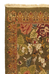 Alfombra Persa y Oriental con un diseño vibrante y patrones detallados en colores cálidos, resaltando su elegancia y estilo tradicional en un formato de producto.