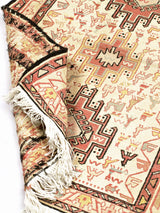 Camino en tonos beige con un diseño detallado y sofisticado, que emana calma y refleja la rica herencia del tejido artesanal francés.