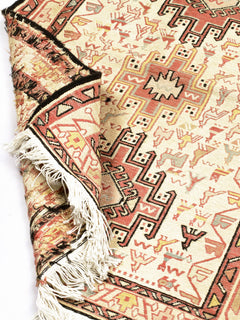 Camino en tonos beige con un diseño detallado y sofisticado, que emana calma y refleja la rica herencia del tejido artesanal francés.