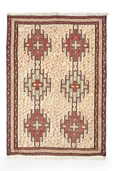 Alfombra oriental de lana con diseño geométrico y motivos florales. Colores cálidos y textura densa.