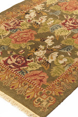 Alfombra Persa y Oriental con un diseño detallado en tonos cálidos y patrones elaborados, presentada en un formato de producto que destaca su elegancia y estilo tradicional.