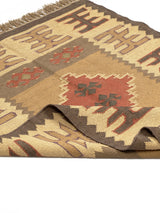 Alfombra de yute con diseño geométrico en tonos tierra. Motivos tribales y textura rústica.