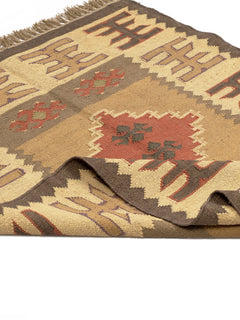 Alfombra de yute con diseño geométrico en tonos tierra. Motivos tribales y textura rústica.