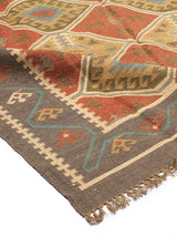  Alfombra Kilim Kazak beige con diseño geométrico tribal en tonos ocres y marrones, con motivos de rombos y líneas entrelazadas