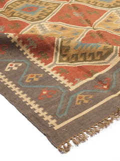  Alfombra Kilim Kazak beige con diseño geométrico tribal en tonos ocres y marrones, con motivos de rombos y líneas entrelazadas