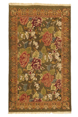 Alfombra Persa y Oriental con un diseño sofisticado en colores cálidos y patrones detallados, destacando su elegancia y estilo tradicional en un formato de producto.
