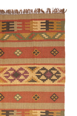 Detalle de una alfombra Kilim Multi Rojo Beige tejida a mano con diseño geométrico tribal en tonos tierra y óxido. 