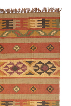 Detalle de una alfombra Kilim Multi Rojo Beige tejida a mano con diseño geométrico tribal en tonos tierra y óxido. 