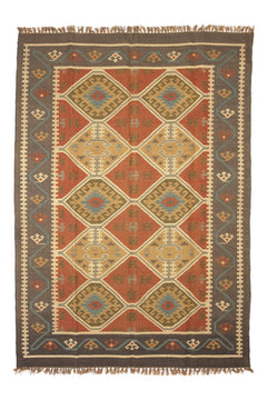 Alfombra Kilim Kazak beige con diseño geométrico tribal en tonos ocres y marrones, con motivos de rombos y líneas entrelazadas.