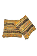 Almohadones persas y orientales con un diseño intrincado 