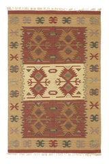Alfombra Kilim beige con diseño geométrico en tonos tierra.
