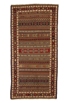  Alfombra turca con diseño kilim y flecos desgastados. Ideal para decoración rústica o vintage.