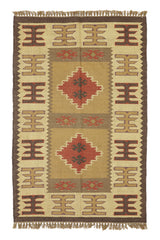 Alfombra de yute con diseño geométrico en tonos tierra. Motivos tribales y textura rústica.