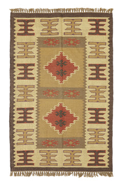 Alfombra de yute con diseño geométrico en tonos tierra. Motivos tribales y textura rústica.