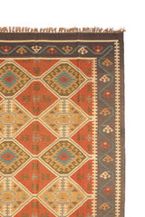 Alfombra Kilim Kazak beige con diseño geométrico tribal en tonos ocres y marrones, con motivos de rombos y líneas entrelazadas.