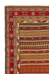 Alfombra Persa y Oriental con un diseño intrincado en colores cálidos, mostrando patrones detallados y elegantes en un formato de producto.