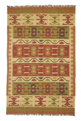  Alfombra Kilim Beige de Kerestegian con diseño geométrico tribal en tonos tierra. 