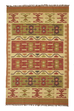  Alfombra Kilim Beige de Kerestegian con diseño geométrico tribal en tonos tierra. 
