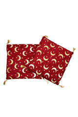 Conjunto de cojines decorativos en tonos rojos y dorados con un patrón repetitivo de medias lunas." Opción 3: Enfatizando el m