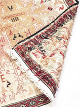 Camino en tonos beige con un diseño intrincado y sereno, que refleja la tradición artesanal francesa y aporta elegancia atemporal a cualquier espacio.