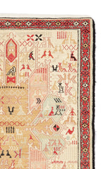Camino en tonos beige con un diseño intrincado y sereno, que refleja la tradición artesanal francesa y aporta elegancia atemporal a cualquier espacio.
