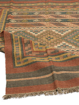  Alfombra Kilim multicolor con diseño geométrico tribal en tonos cálidos. Motivos étnicos y textura rústica. Ideal para decoración boho-chic.