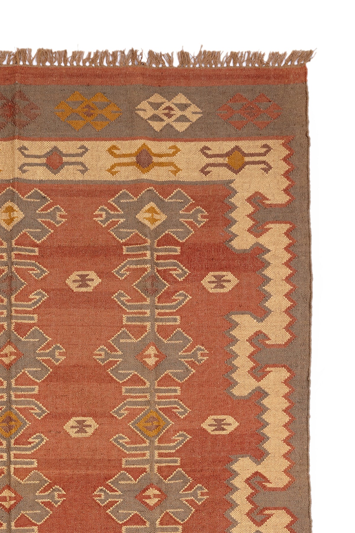 Alfombra Kilim beige con diseño geométrico en tonos tierra. Motivos tribales y textura rústica