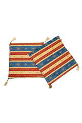 Par de almohadones rectangulares con diseño geométrico en tonos azules, rojos y dorados. 