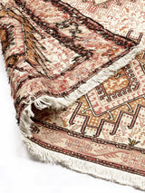 Alfombra persa antigua hecha a mano con patrón tradicional. Perfecta para añadir un toque étnico a cualquier espacio.