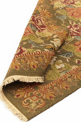 Alfombra Persa y Oriental con un diseño sofisticado y patrones intrincados en colores ricos, destacando su estilo elegante en un formato de producto.