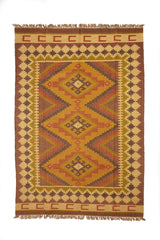 Alfombra kilim con diseño geométrico en tonos tierra y detalles de flecos.
