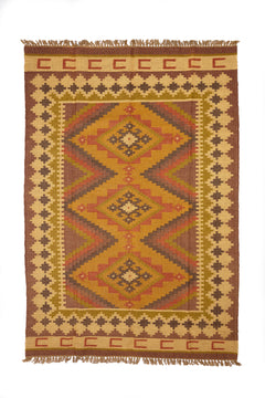 Alfombra kilim con diseño geométrico en tonos tierra y detalles de flecos.
